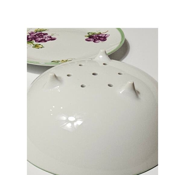 1940s Bohemia Porcelain Fruit Colander Painted Grapes Made in Czechoslovakia - Picture 3 of 9